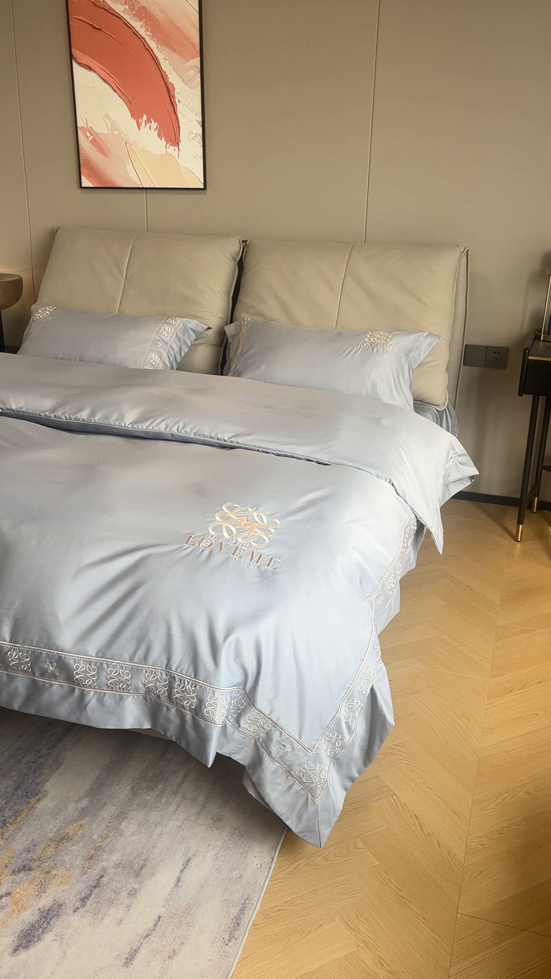 91家纺网 家纺一手货源 找家纺 金牛座家纺 2026新款细斜纹丝质重工刺绣四件套-嘉佰 嘉佰-灰