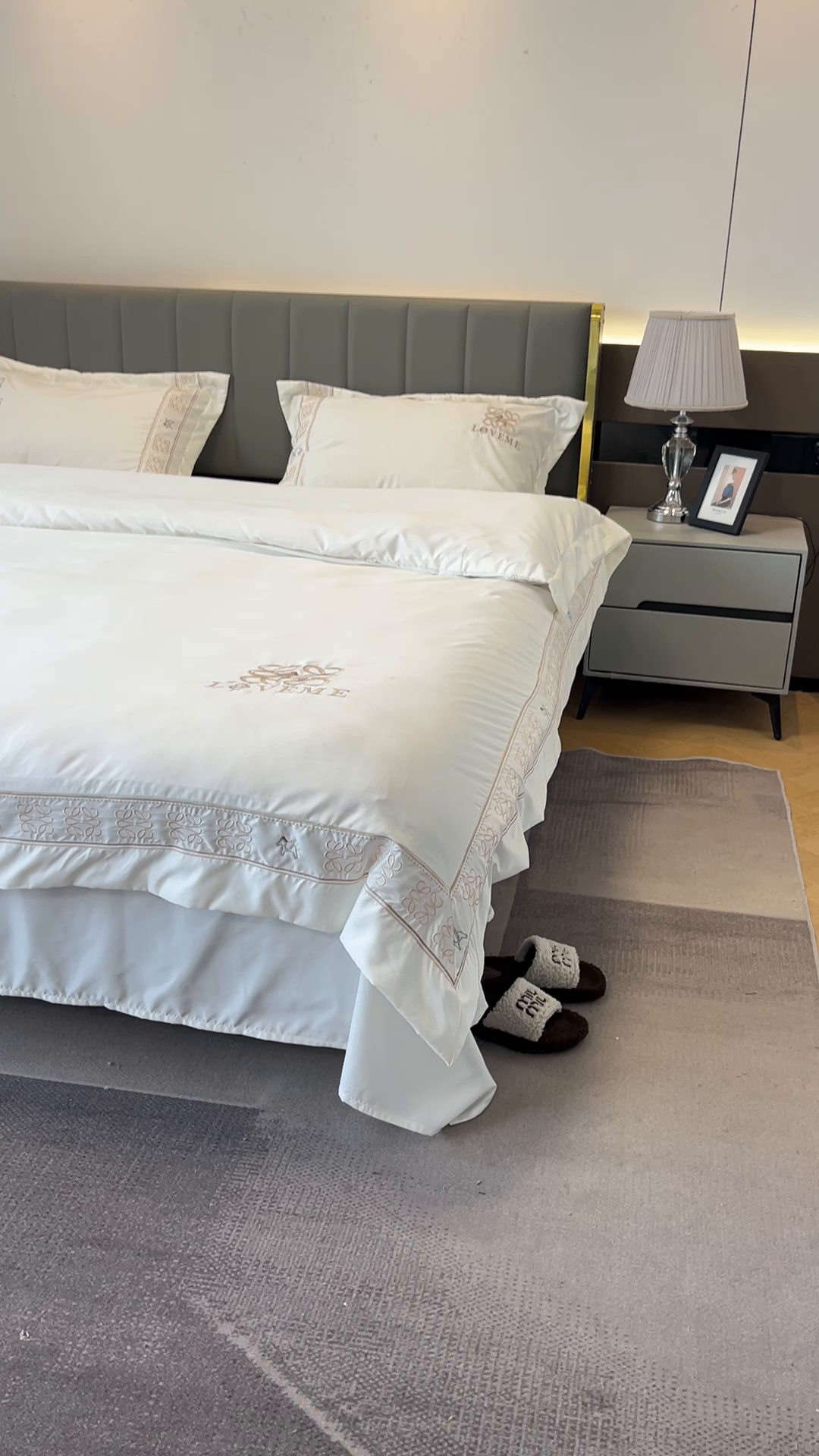 91家纺网 家纺一手货源 找家纺 金牛座家纺 2026新款细斜纹丝质重工刺绣四件套-嘉佰 嘉佰-奶白