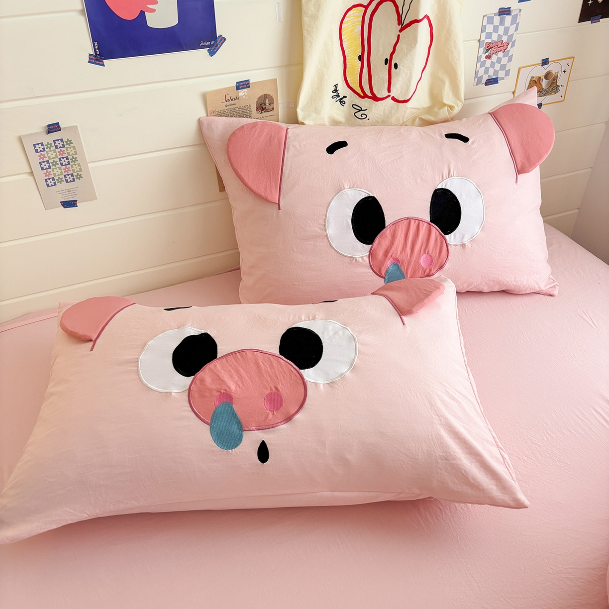 91家纺网 家纺一手货源 找家纺 色鬼布艺高端家居主号 2026新款韩国设计师款仿古棉可爱毛巾绣四件套 呆萌猪猪-粉