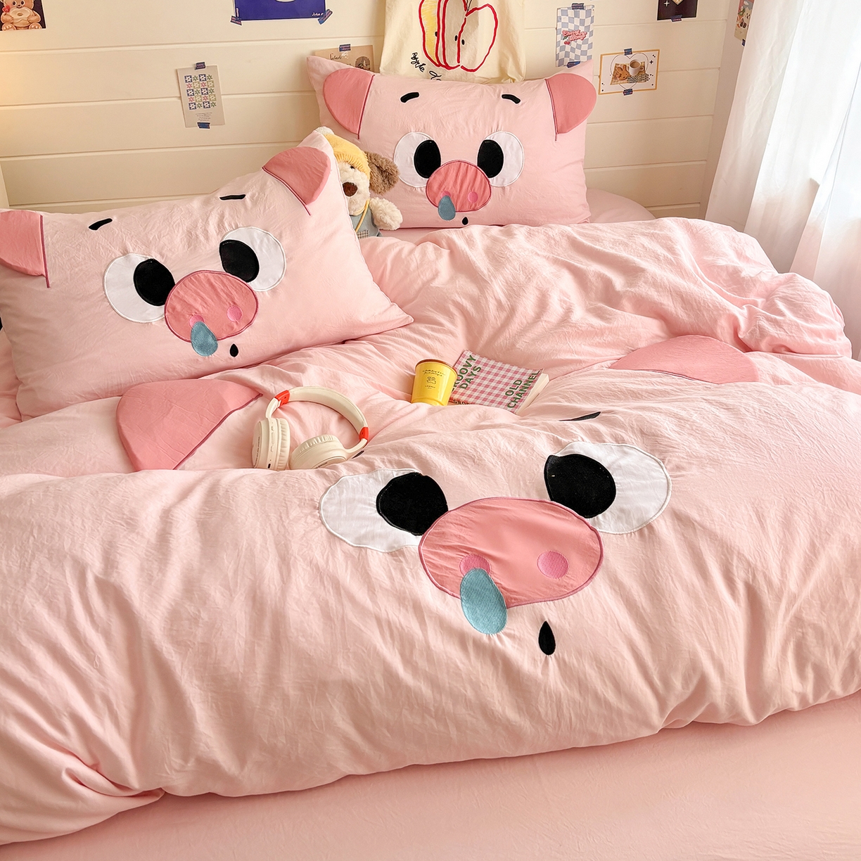 91家纺网 家纺一手货源 找家纺 色鬼布艺高端家居主号 2026新款韩国设计师款仿古棉可爱毛巾绣四件套 呆萌猪猪-粉