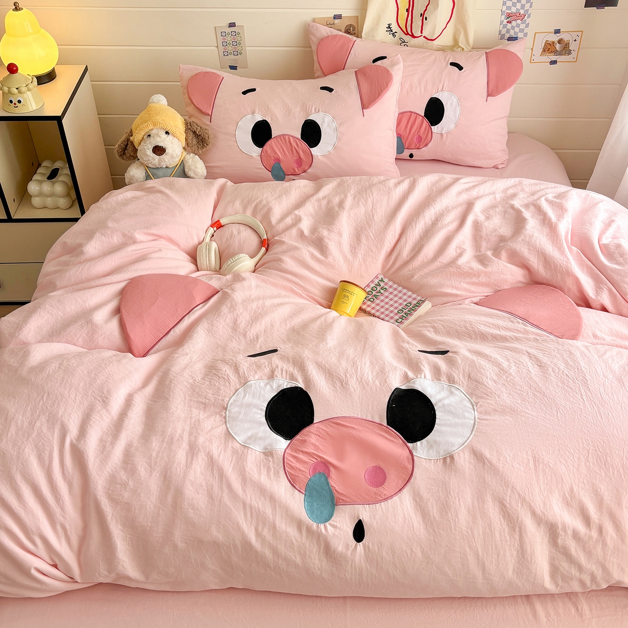 91家纺网 家纺一手货源 找家纺 色鬼布艺高端家居主号 2026新款韩国设计师款仿古棉可爱毛巾绣四件套 呆萌猪猪-粉