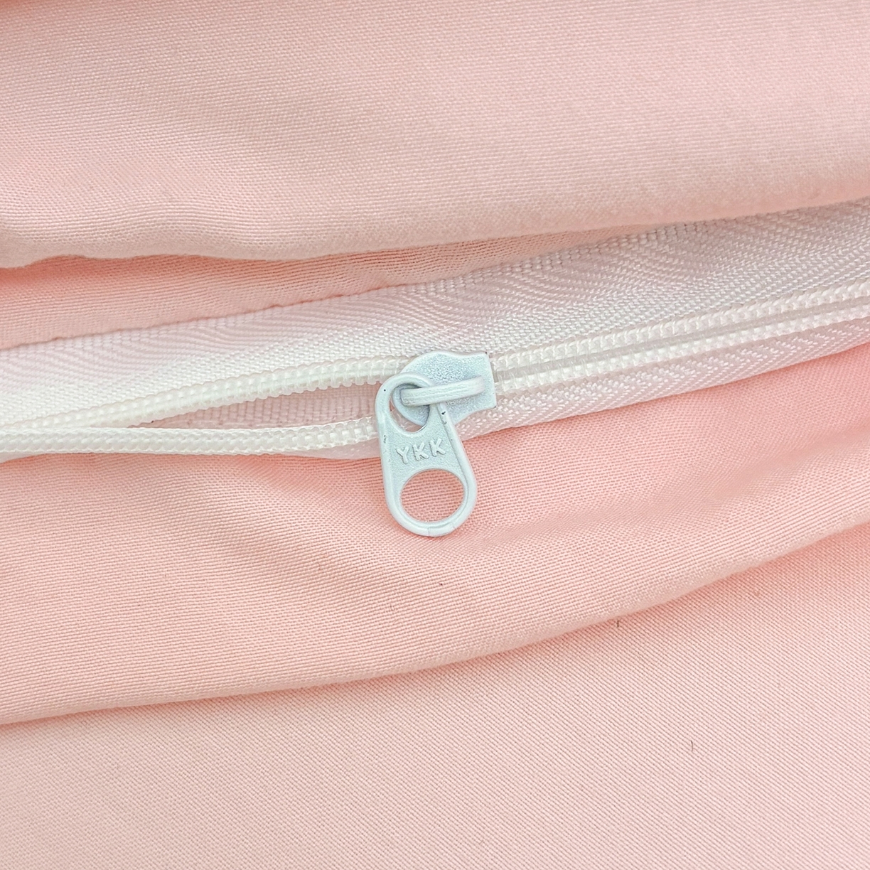 91家纺网 家纺一手货源 找家纺 色鬼布艺高端家居主号 2026新款韩国设计师款仿古棉可爱毛巾绣四件套 呆萌猪猪-粉