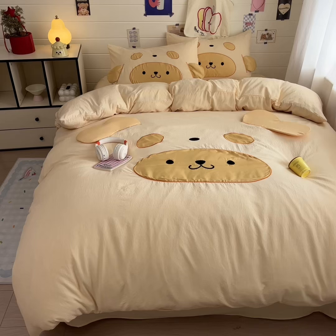 91家纺网 家纺一手货源 找家纺 色鬼布艺高端家居主号 2026新款韩国设计师款仿古棉可爱毛巾绣四件套 快乐狗狗-黄