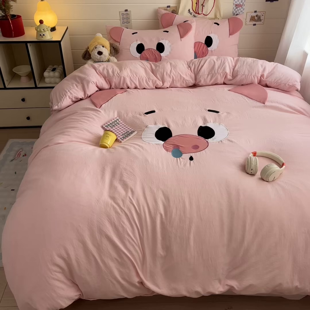 91家纺网 家纺一手货源 找家纺 色鬼布艺高端家居主号 2026新款韩国设计师款仿古棉可爱毛巾绣四件套 呆萌猪猪-粉