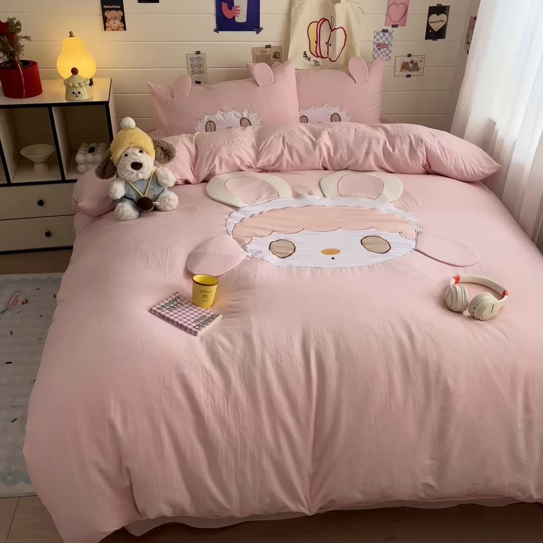 91家纺网 家纺一手货源 找家纺 色鬼布艺高端家居主号 2026新款韩国设计师款仿古棉可爱毛巾绣四件套 兔兔女孩