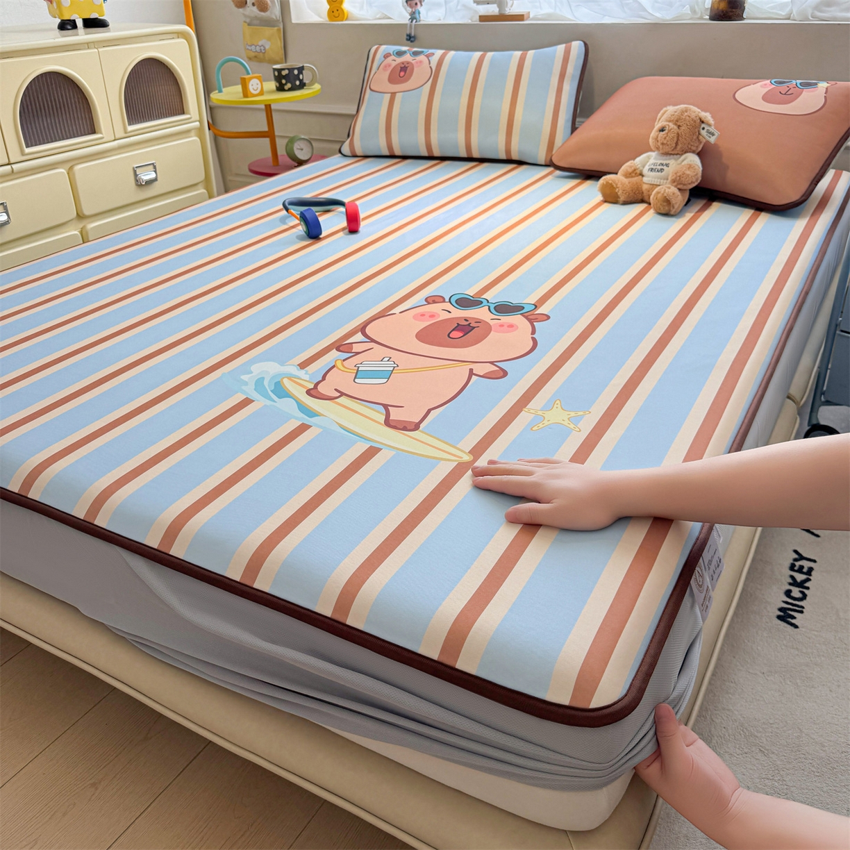 91家纺网 家纺一手货源 找家纺 雯豆家纺 【10A抗菌包检测】2026新款小冰皮床笠大版卡通床笠夏季凉感床笠软席子 小冰皮床笠-水豚冲浪记