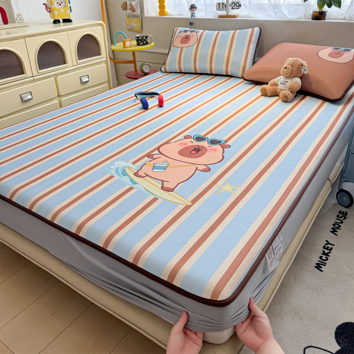 91家纺网 家纺一手货源 找家纺 雯豆家纺 【10A抗菌包检测】2026新款小冰皮床笠大版卡通床笠夏季凉感床笠软席子 小冰皮床笠-水豚冲浪记