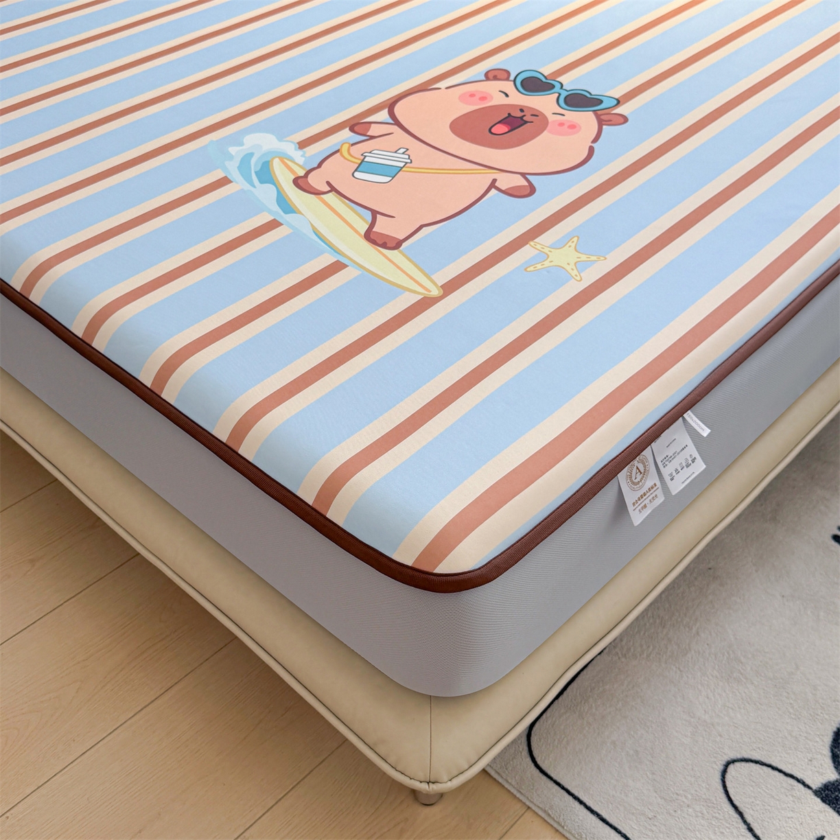 91家纺网 家纺一手货源 找家纺 雯豆家纺 【10A抗菌包检测】2026新款小冰皮床笠大版卡通床笠夏季凉感床笠软席子 小冰皮床笠-水豚冲浪记