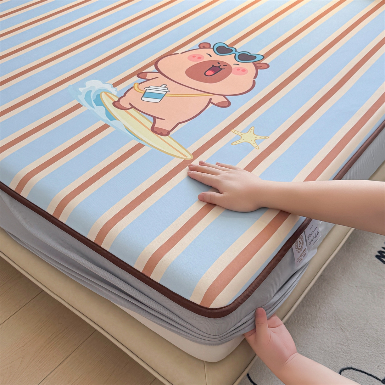 91家纺网 家纺一手货源 找家纺 雯豆家纺 【10A抗菌包检测】2026新款小冰皮床笠大版卡通床笠夏季凉感床笠软席子 小冰皮床笠-水豚冲浪记