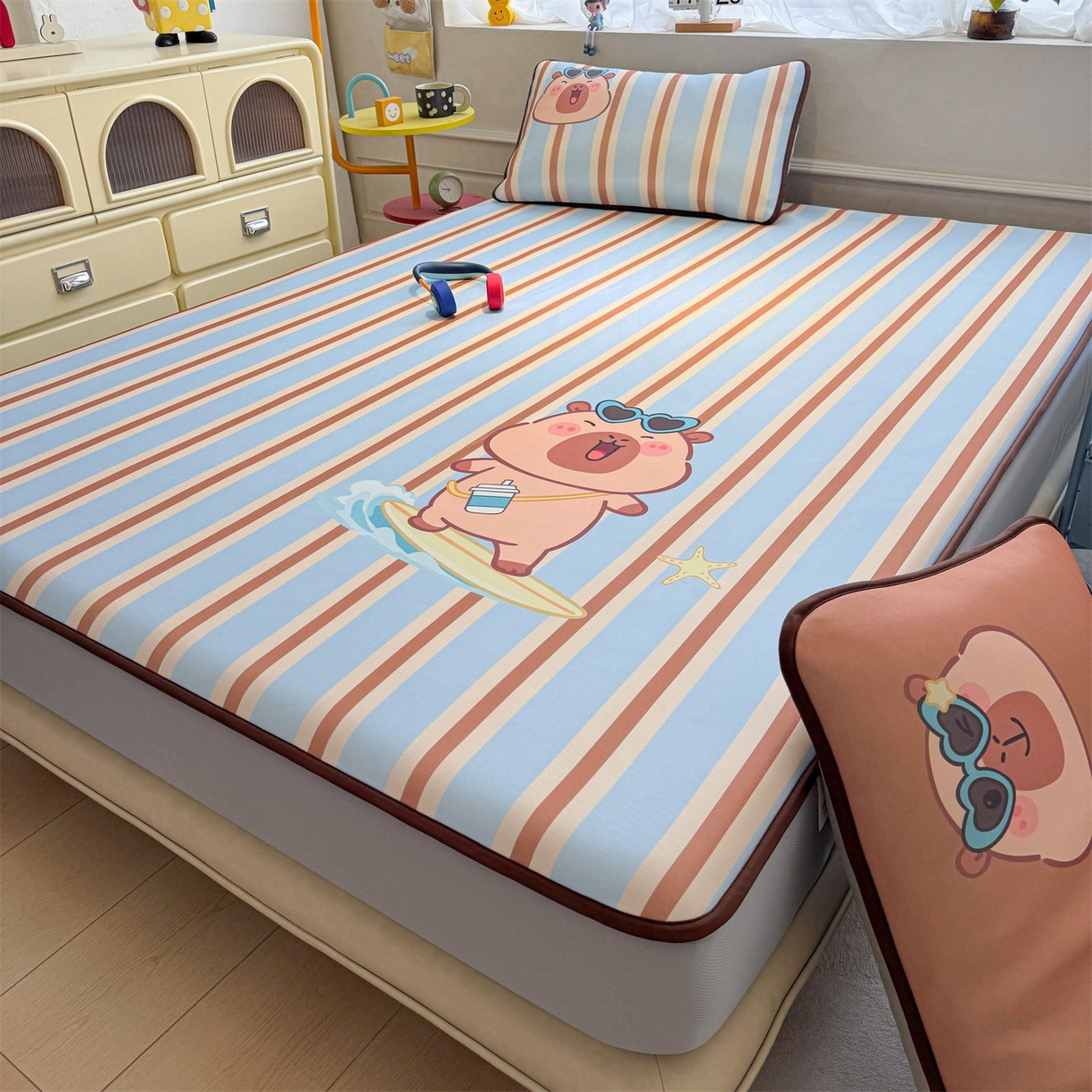 91家纺网 家纺一手货源 找家纺 雯豆家纺 【10A抗菌包检测】2026新款小冰皮床笠大版卡通床笠夏季凉感床笠软席子 小冰皮床笠-水豚冲浪记