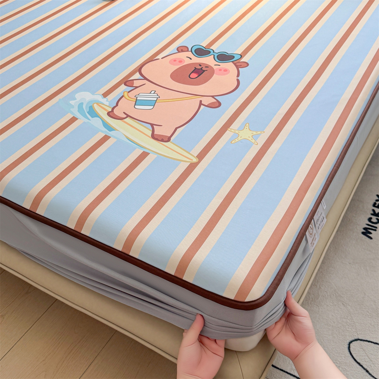 91家纺网 家纺一手货源 找家纺 雯豆家纺 【10A抗菌包检测】2026新款小冰皮床笠大版卡通床笠夏季凉感床笠软席子 小冰皮床笠-水豚冲浪记