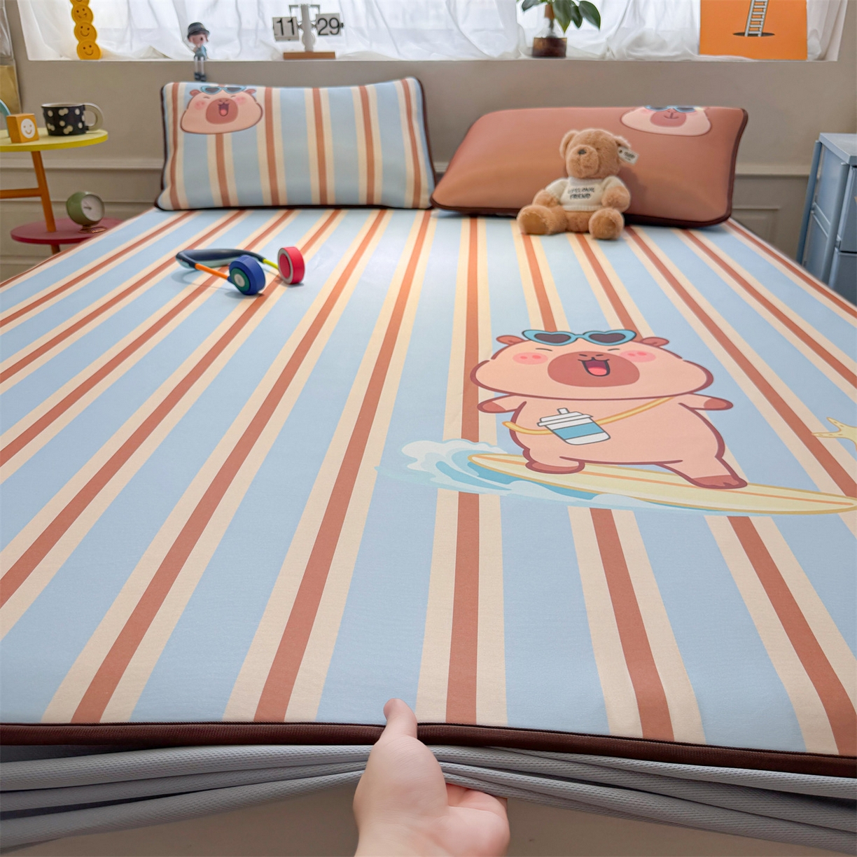 91家纺网 家纺一手货源 找家纺 雯豆家纺 【10A抗菌包检测】2026新款小冰皮床笠大版卡通床笠夏季凉感床笠软席子 小冰皮床笠-水豚冲浪记