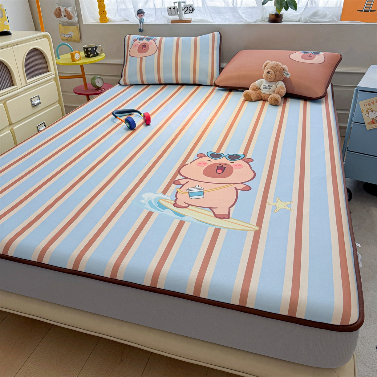 91家纺网 家纺一手货源 找家纺 雯豆家纺 【10A抗菌包检测】2026新款小冰皮床笠大版卡通床笠夏季凉感床笠软席子 小冰皮床笠-水豚冲浪记