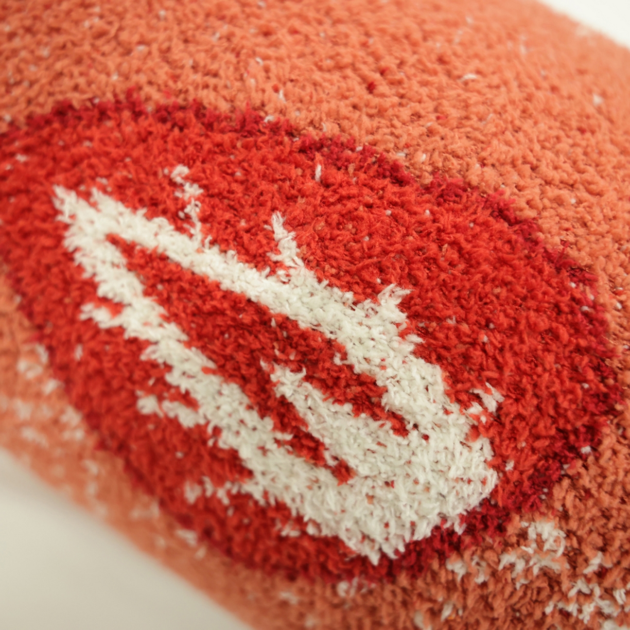 91家纺网 家纺一手货源 找家纺 （总）暖绵绵家纺 2026新款草莓多巴胺长条抱枕-草莓尖尖