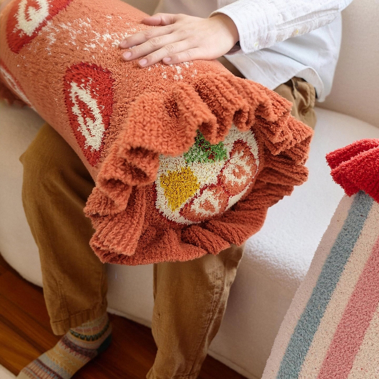 91家纺网 家纺一手货源 找家纺 （总）暖绵绵家纺 2026新款草莓多巴胺长条抱枕-草莓尖尖