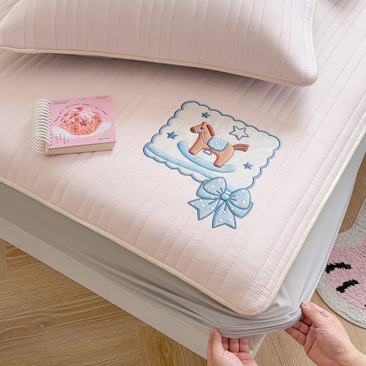 91家纺网 家纺一手货源 找家纺 TT.one 塔塔家居 2026新款A类夏日裸感凉感夏凉垫--小马系列 小马-少女粉