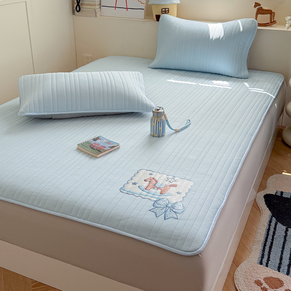 91家纺网 家纺一手货源 找家纺 TT.one 塔塔家居 2026新款A类夏日裸感凉感夏凉垫--小马系列 小马-海盐蓝