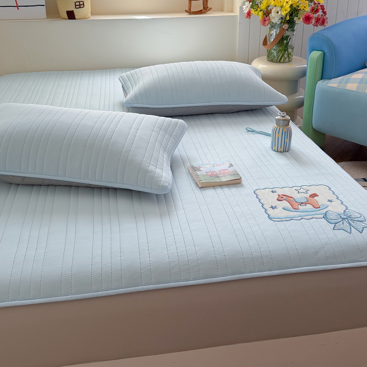 91家纺网 家纺一手货源 找家纺 TT.one 塔塔家居 2026新款A类夏日裸感凉感夏凉垫--小马系列 小马-海盐蓝