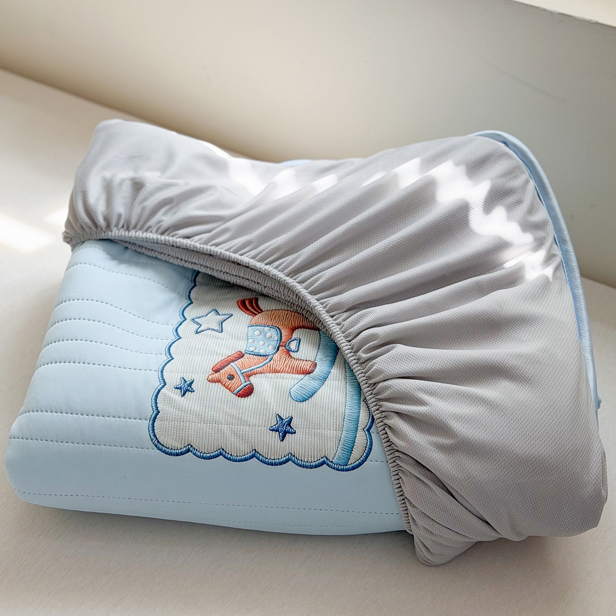 91家纺网 家纺一手货源 找家纺 TT.one 塔塔家居 2026新款A类夏日裸感凉感夏凉垫--小马系列 小马-海盐蓝