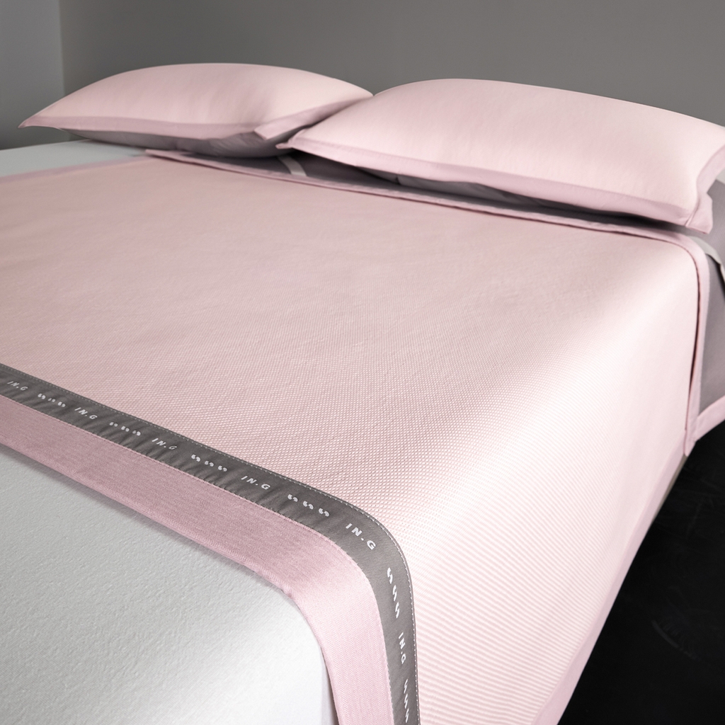 91家纺网 家纺一手货源 找家纺 印季家纺 2026新款可水洗织带款凉感冰藤软席 粉色