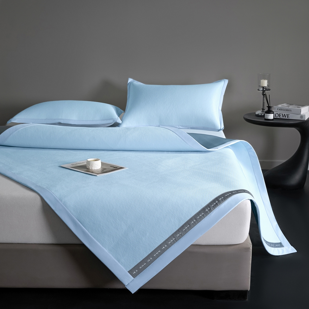 91家纺网 家纺一手货源 找家纺 印季家纺 2026新款可水洗织带款凉感冰藤软席 天蓝