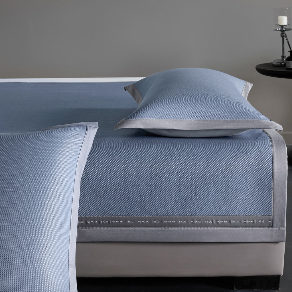 91家纺网 家纺一手货源 找家纺 印季家纺 2026新款可水洗织带款凉感冰藤软席 深蓝