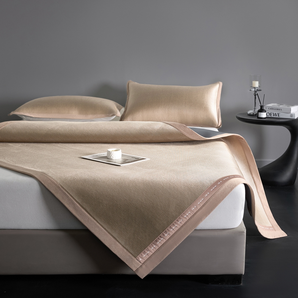 91家纺网 家纺一手货源 找家纺 印季家纺 2026新款可水洗织带款凉感冰藤软席 金咖