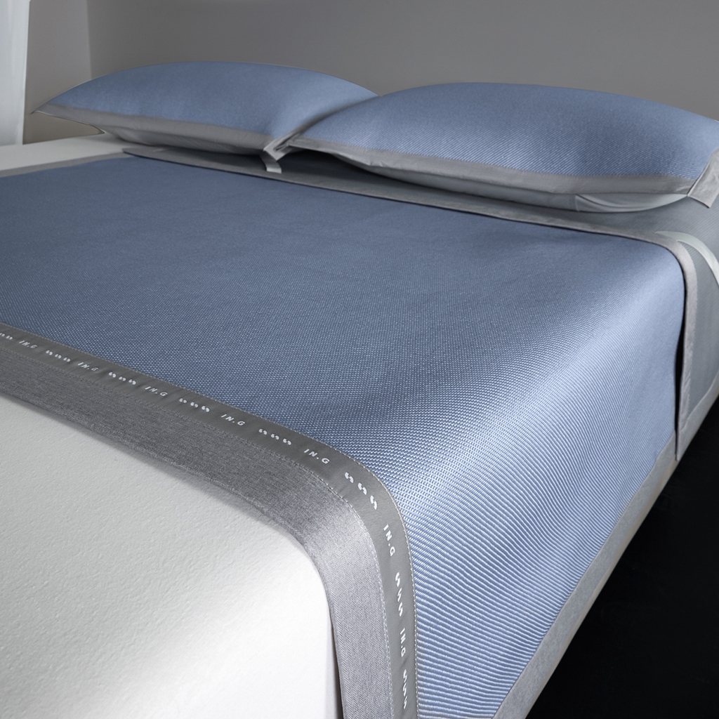 91家纺网 家纺一手货源 找家纺 印季家纺 2026新款可水洗织带款凉感冰藤软席 深蓝