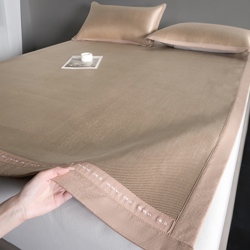 91家纺网 家纺一手货源 找家纺 印季家纺 2026新款可水洗织带款凉感冰藤软席 金咖