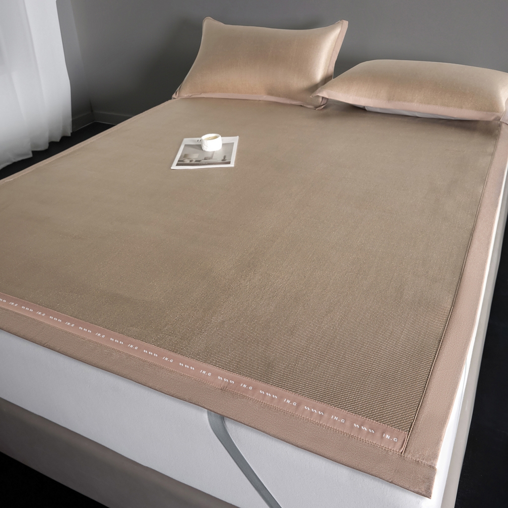 91家纺网 家纺一手货源 找家纺 印季家纺 2026新款可水洗织带款凉感冰藤软席 金咖