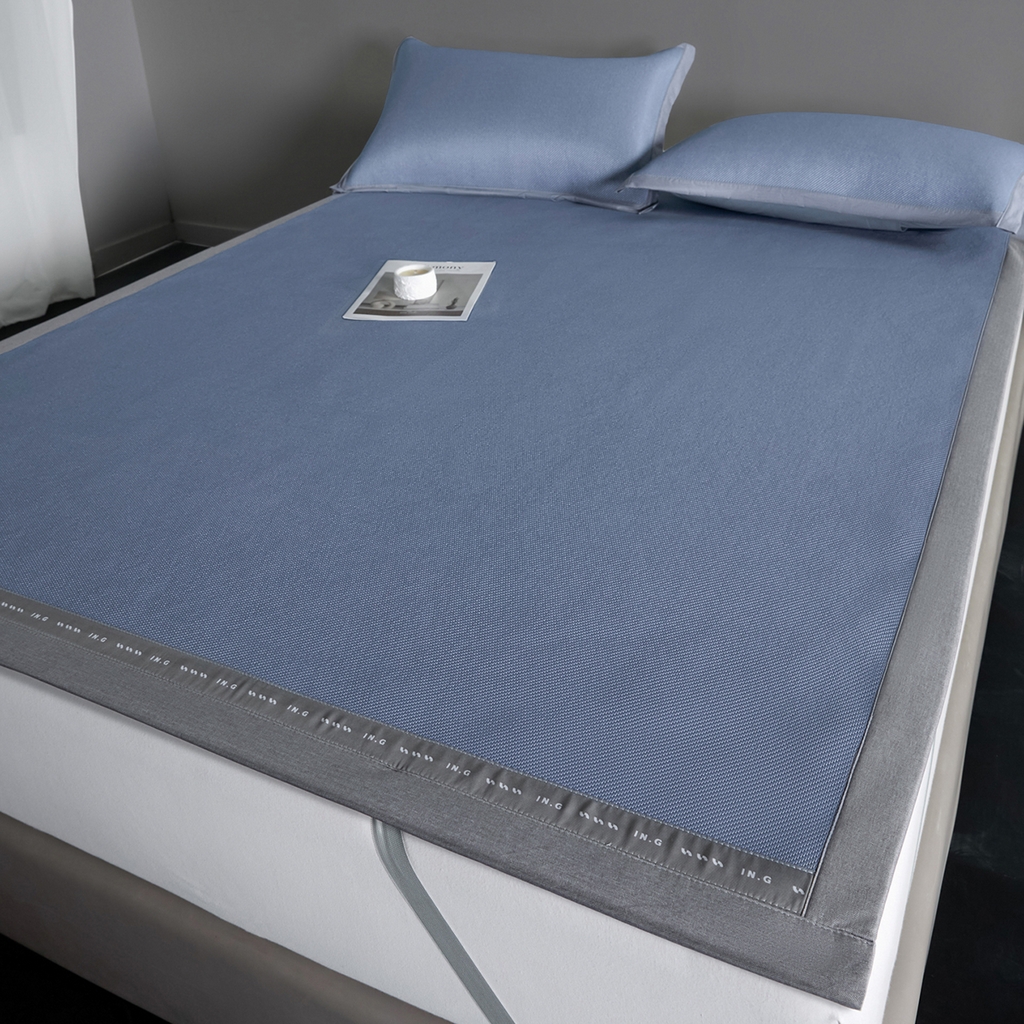 91家纺网 家纺一手货源 找家纺 印季家纺 2026新款可水洗织带款凉感冰藤软席 深蓝