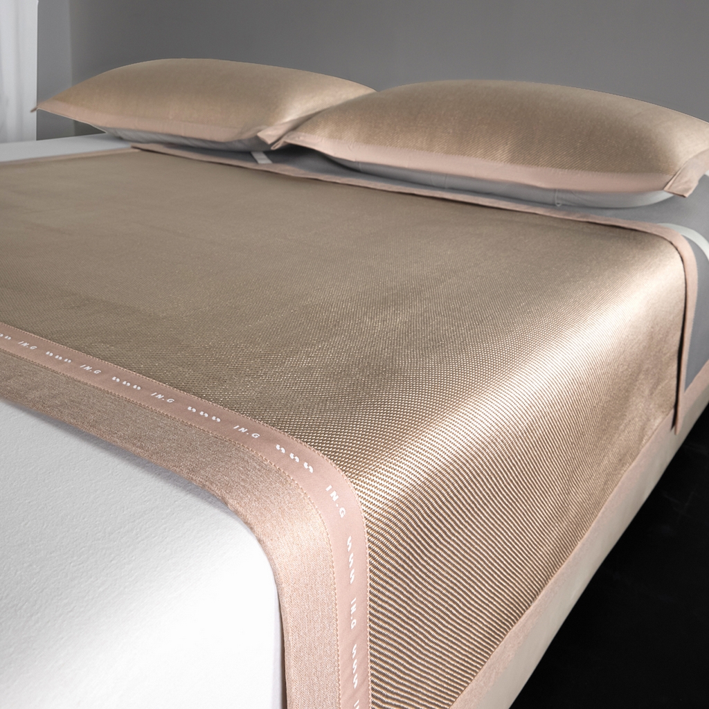 91家纺网 家纺一手货源 找家纺 印季家纺 2026新款可水洗织带款凉感冰藤软席 金咖