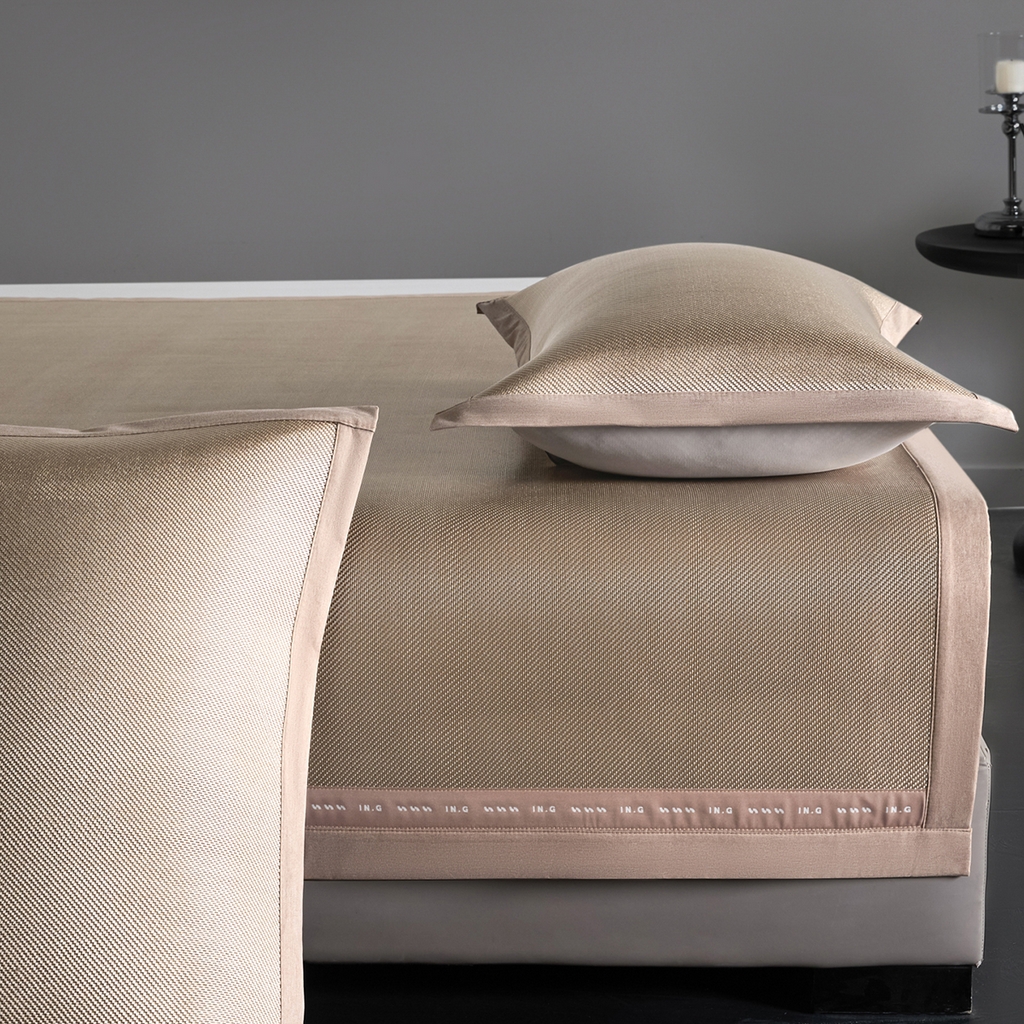 91家纺网 家纺一手货源 找家纺 印季家纺 2026新款可水洗织带款凉感冰藤软席 金咖