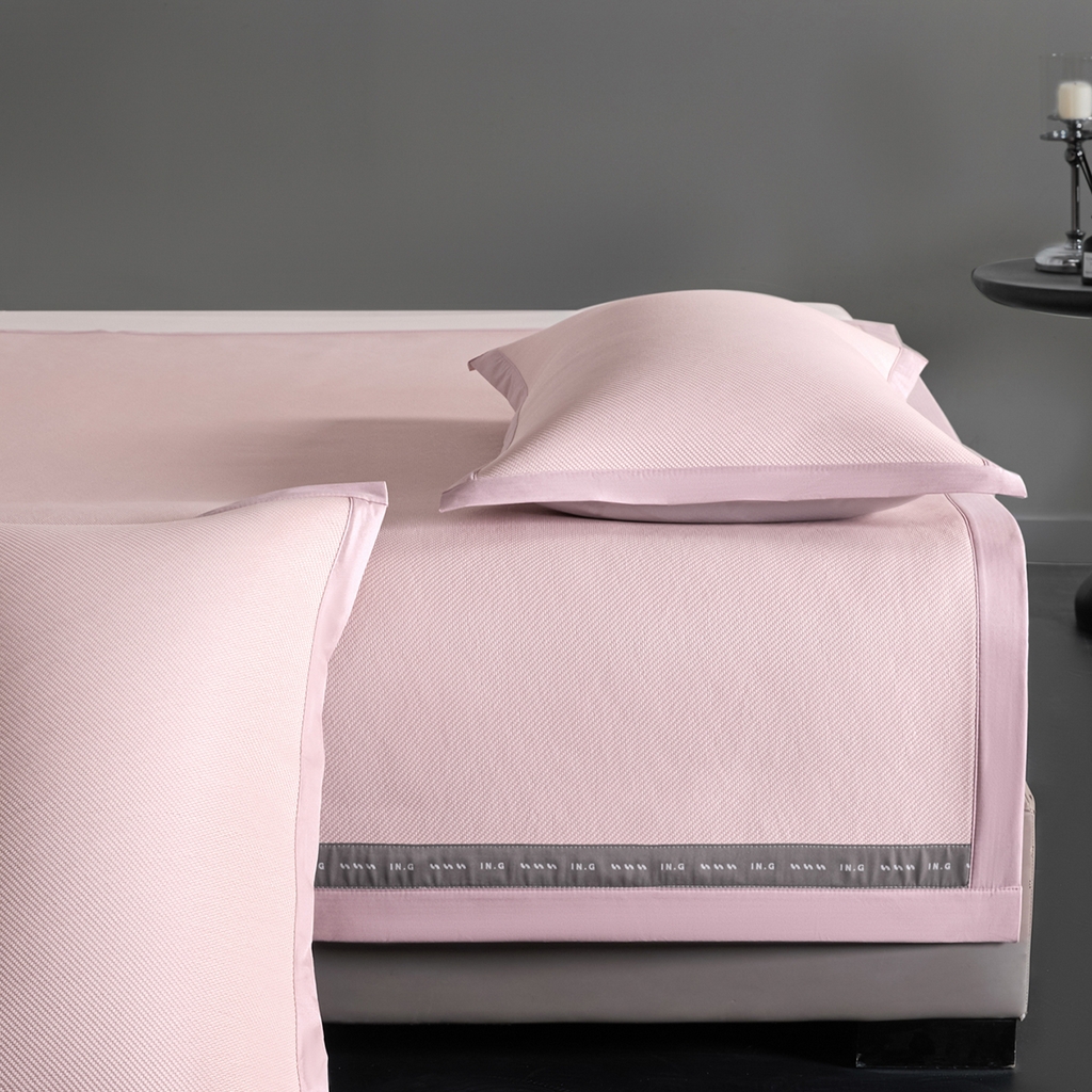 91家纺网 家纺一手货源 找家纺 印季家纺 2026新款可水洗织带款凉感冰藤软席 粉色