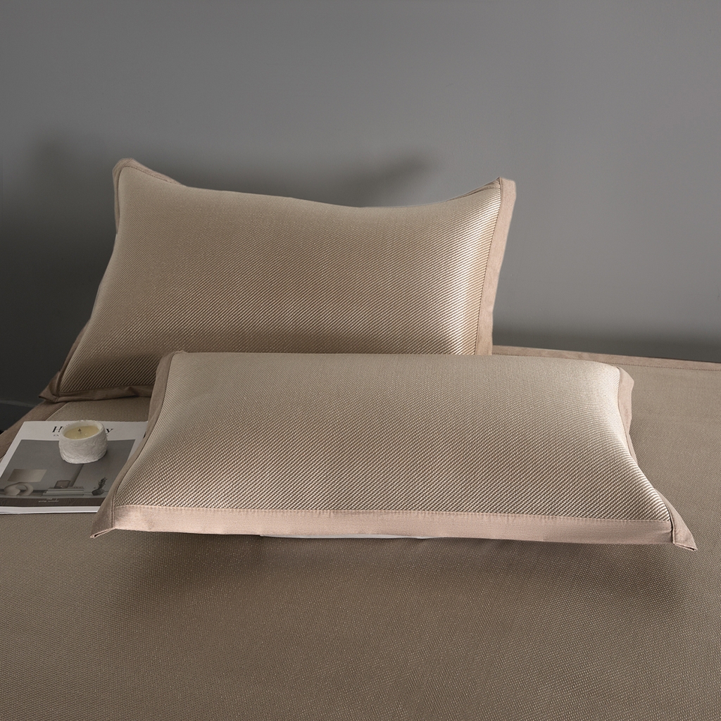 91家纺网 家纺一手货源 找家纺 印季家纺 2026新款可水洗织带款凉感冰藤软席 金咖