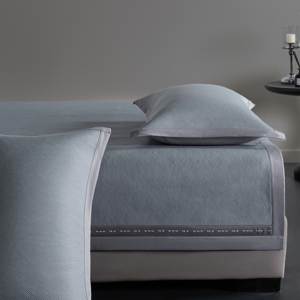 91家纺网 家纺一手货源 找家纺 印季家纺 2026新款可水洗织带款凉感冰藤软席 深灰