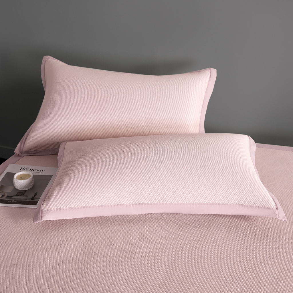 91家纺网 家纺一手货源 找家纺 印季家纺 2026新款可水洗织带款凉感冰藤软席 粉色