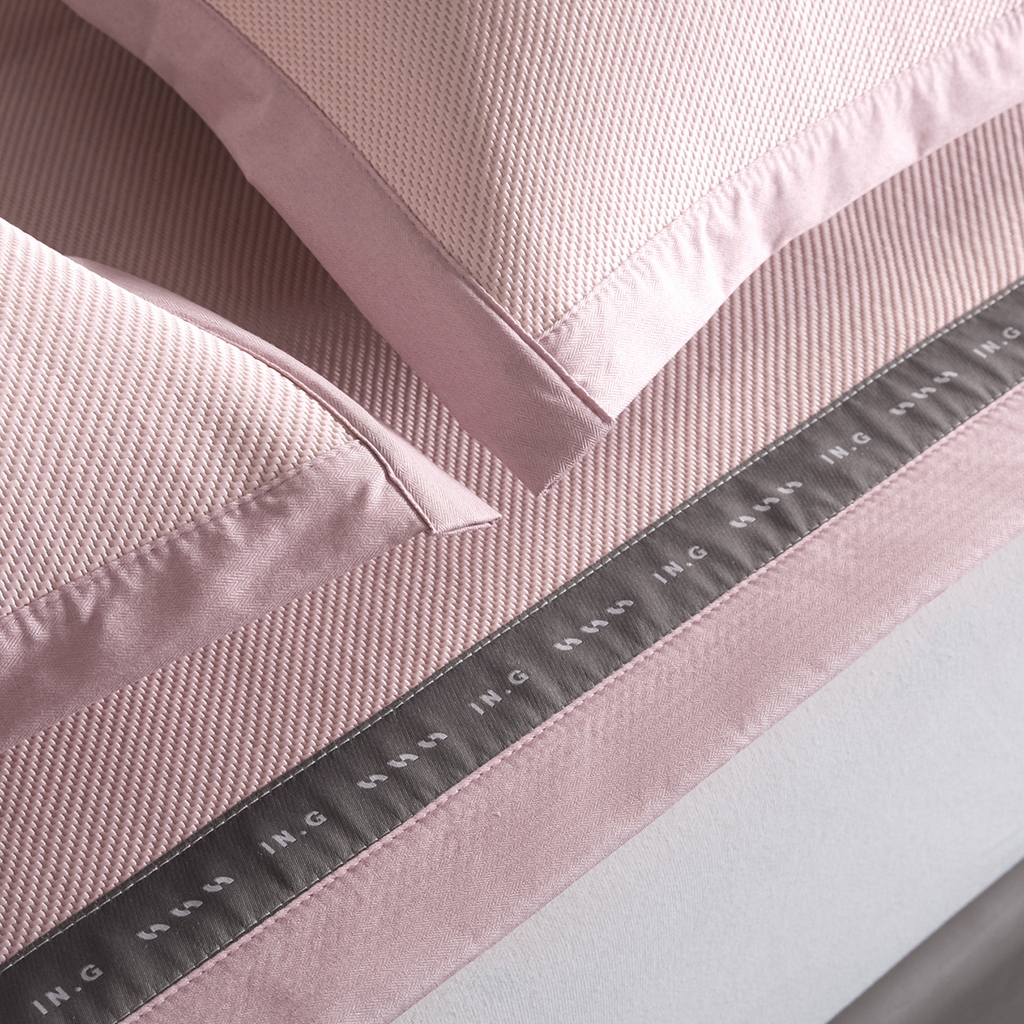 91家纺网 家纺一手货源 找家纺 印季家纺 2026新款可水洗织带款凉感冰藤软席 粉色