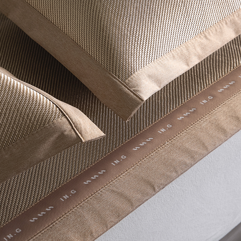 91家纺网 家纺一手货源 找家纺 印季家纺 2026新款可水洗织带款凉感冰藤软席 金咖