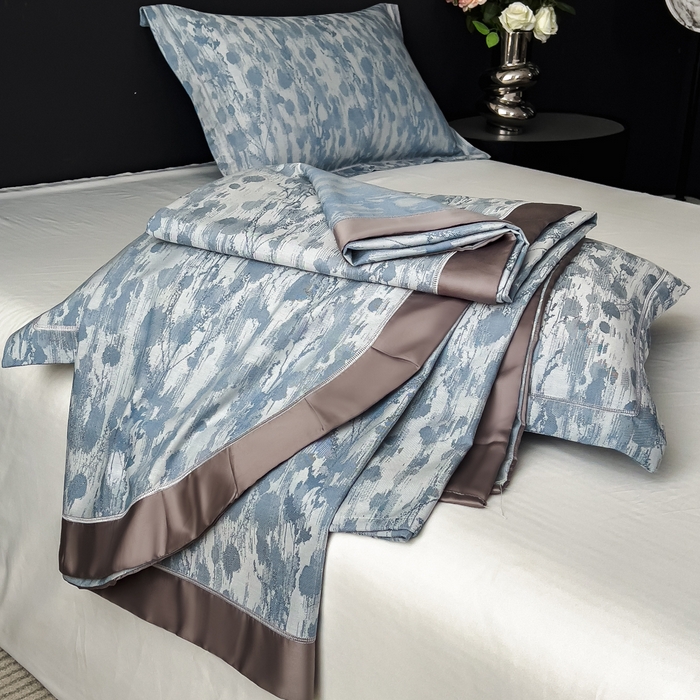 91家纺网 家纺一手货源 找家纺 印季家纺 2026新款色织提花100%竹纤维床单凉席 芷梵秋影-蓝