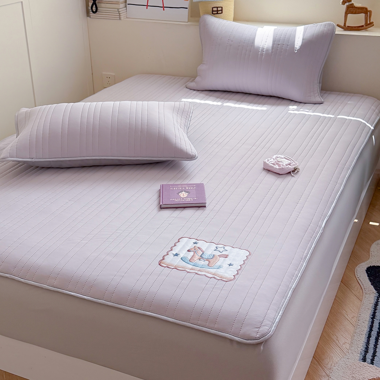 91家纺网 家纺一手货源 找家纺 TT.one 塔塔家居 2026新款A类夏日裸感凉感夏凉垫--小马系列 小马-摩卡灰