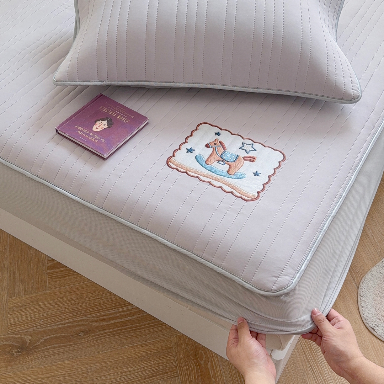 91家纺网 家纺一手货源 找家纺 TT.one 塔塔家居 2026新款A类夏日裸感凉感夏凉垫--小马系列 小马-摩卡灰