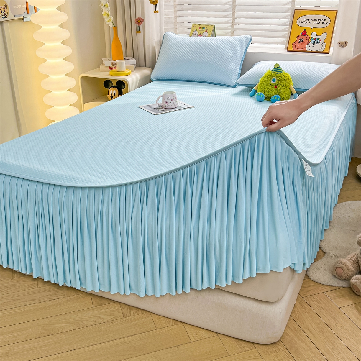 91家纺网 家纺一手货源 找家纺 雯豆家纺 2026新款A类凉感丝花边床裙款凉席席子凉席 凉感丝床裙-碧空蓝