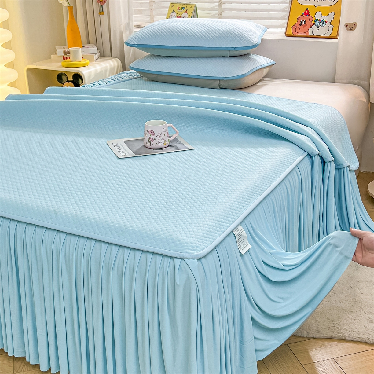 91家纺网 家纺一手货源 找家纺 雯豆家纺 2026新款A类凉感丝花边床裙款凉席席子凉席 凉感丝床裙-碧空蓝