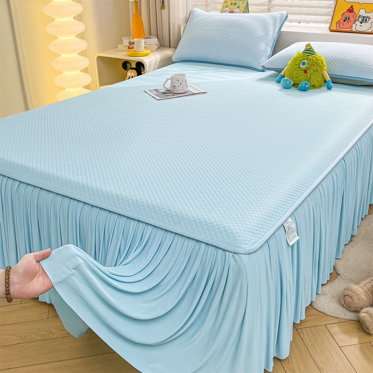 91家纺网 家纺一手货源 找家纺 雯豆家纺 2026新款A类凉感丝花边床裙款凉席席子凉席 凉感丝床裙-碧空蓝