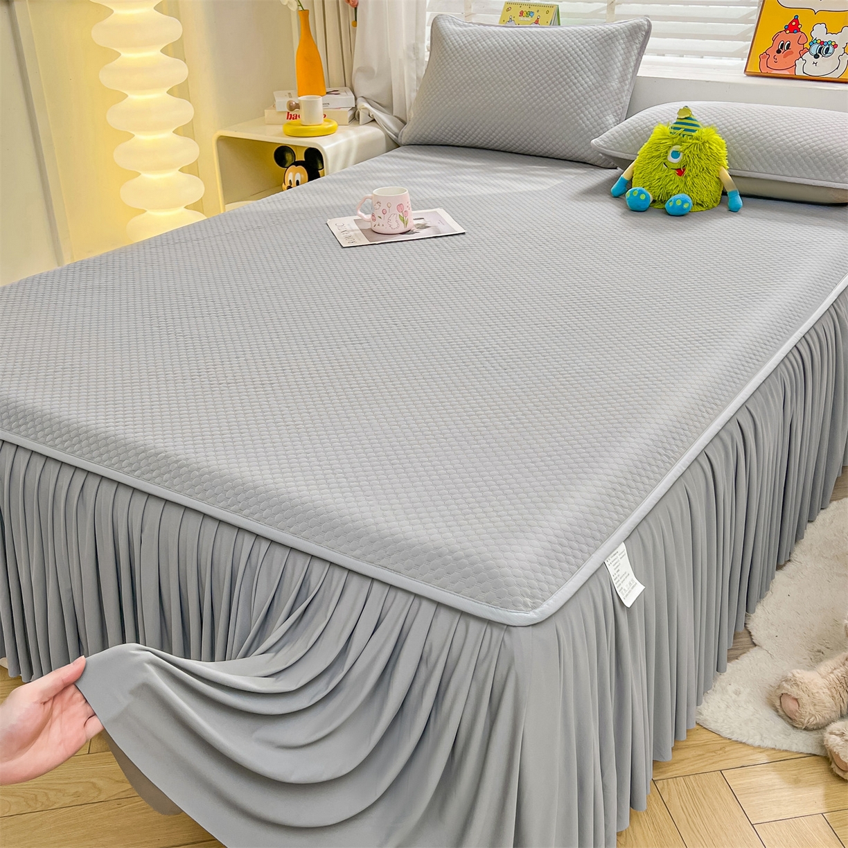 91家纺网 家纺一手货源 找家纺 雯豆家纺 2026新款A类凉感丝花边床裙款凉席席子凉席 凉感丝床裙-轻奢灰