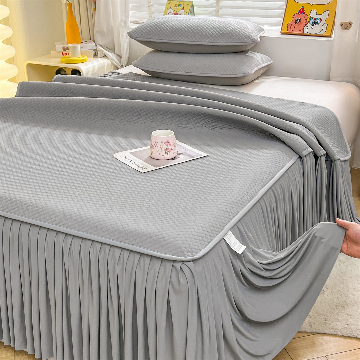 91家纺网 家纺一手货源 找家纺 雯豆家纺 2026新款A类凉感丝花边床裙款凉席席子凉席 凉感丝床裙-轻奢灰