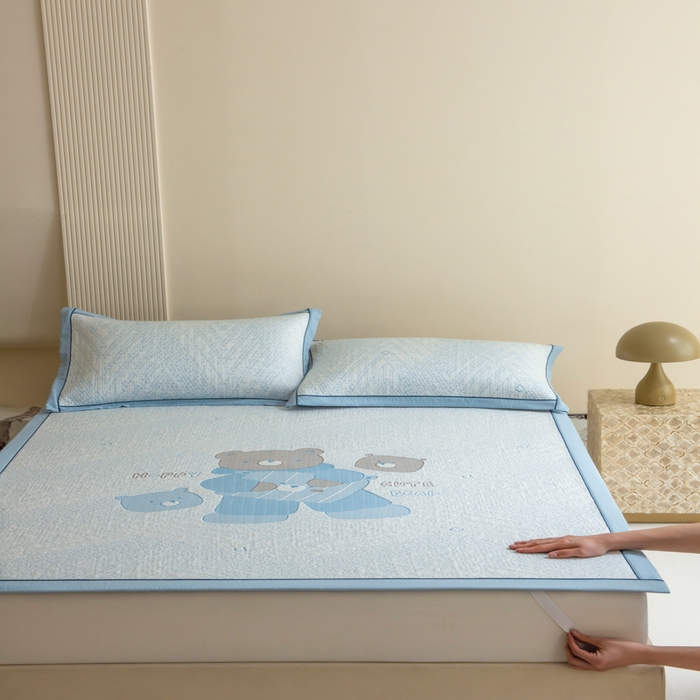 91家纺网 家纺一手货源 找家纺 印季家纺 2026新款卡通大版提花冰爽凉感丝凉席席子 熊宝宝