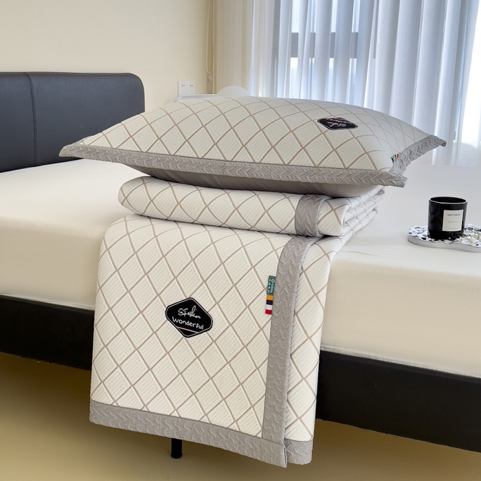 91家纺网 家纺一手货源 找家纺 印季家纺 2026新款轻奢简约凉感丝泡泡席-格调凉席（床席款） 米黄