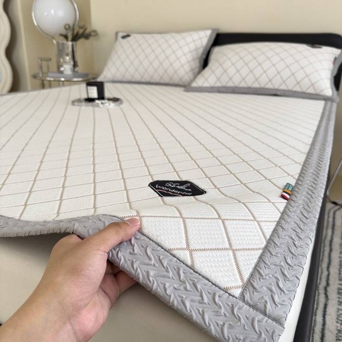 91家纺网 家纺一手货源 找家纺 印季家纺 2026新款轻奢简约凉感丝泡泡席-格调凉席（床席款） 米黄